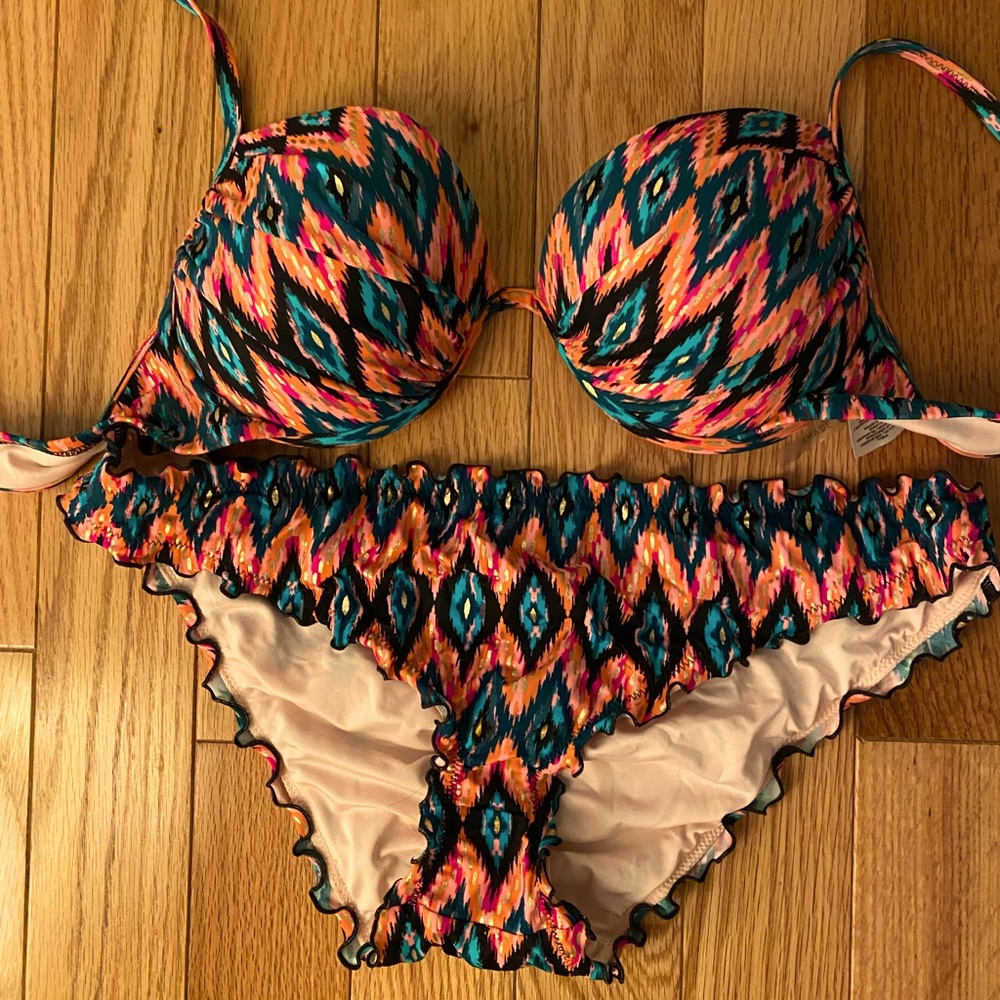 Shade & Shore bikini top. Great condition! 38 B Bikini Top Only!!!